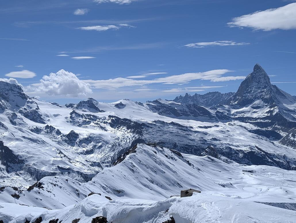 Blick vom Höhtälli über den Gornergrat in Richtung Matterhorn Glacier Paradise