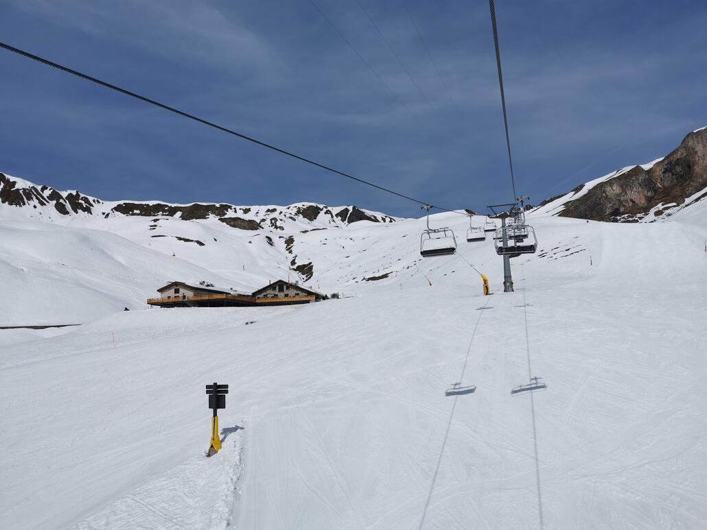 13. Schon wieder oben im schweizer Teilgebiet. Unten die Busverbindung zu den Bahnen funktioniert problemlos im 30min Takt.