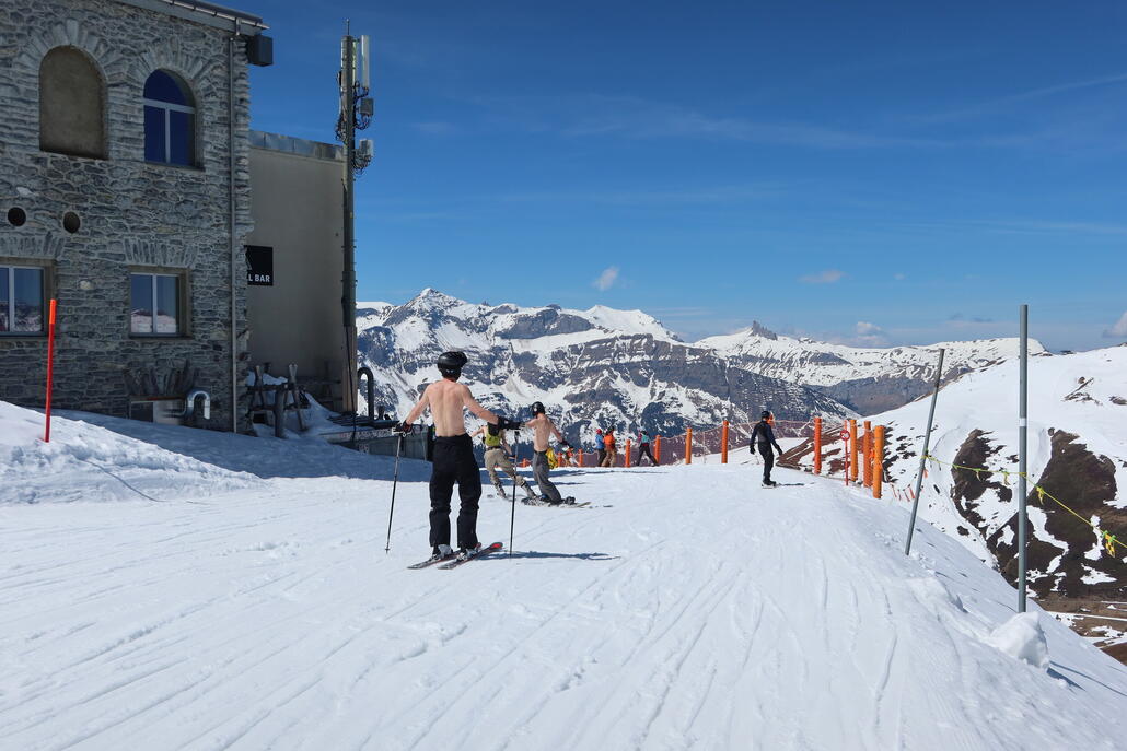 Es war warm! Diese Gruppe ist mir dann auch wirklich dauernd begegnet, im Restaurant, am Wixie, selbst 2 Stunden später im Zug von Brandegg auf die Kleine Scheidegg...