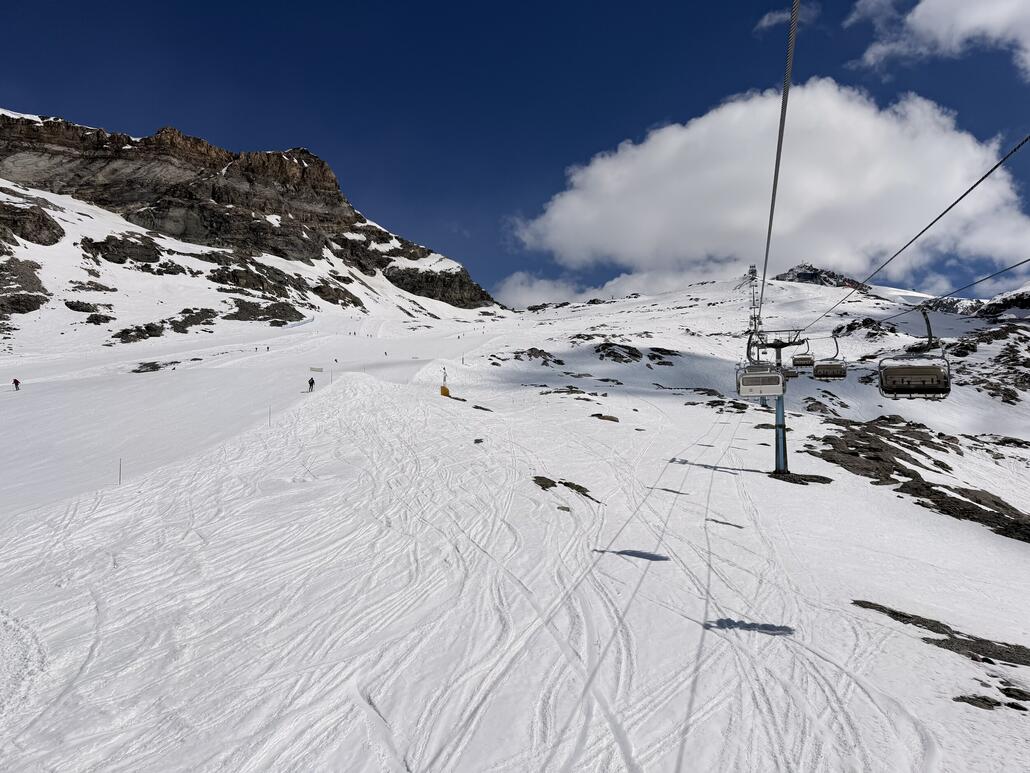 Am Bontadini. Es hat doch deutlich weniger Schnee als letztes Jahr. Bin gespannt ob es wieder eine Verlängerung gibt oder ob am 3. Mai definitiv der letzte Betriebstag ist.