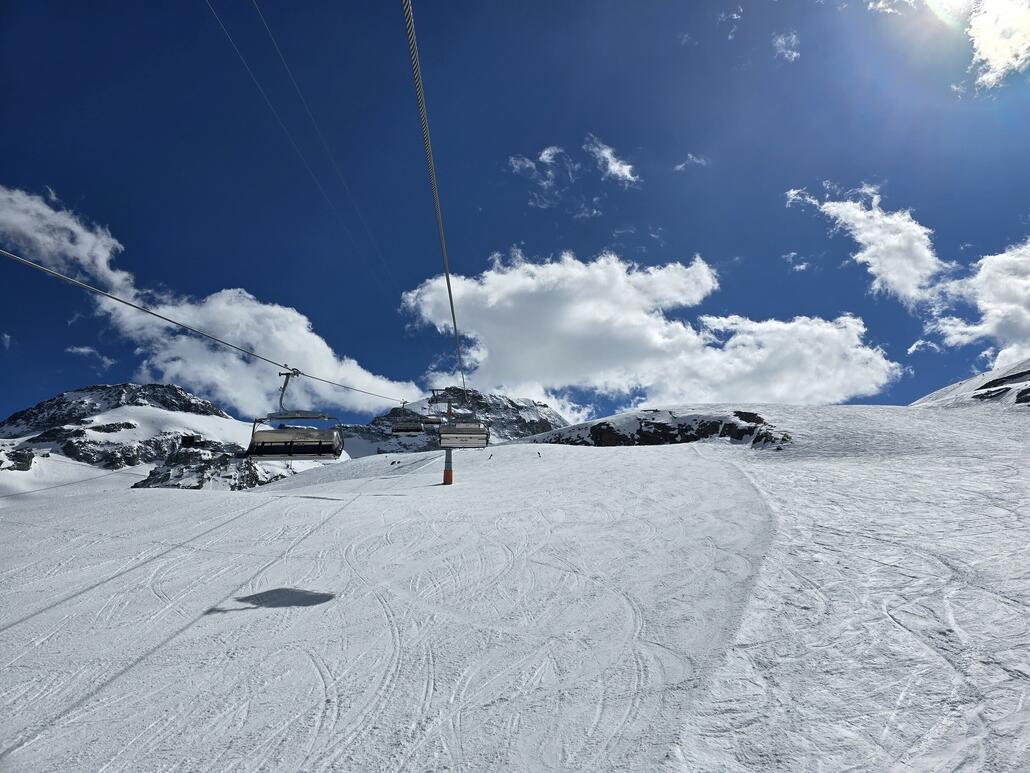 Traumhafte Bedingungen an der KSB Morenia, interessanterweise wurden hier bereits sämtliche Pistenpfosten im Verlauf des Tages abgeräumt.