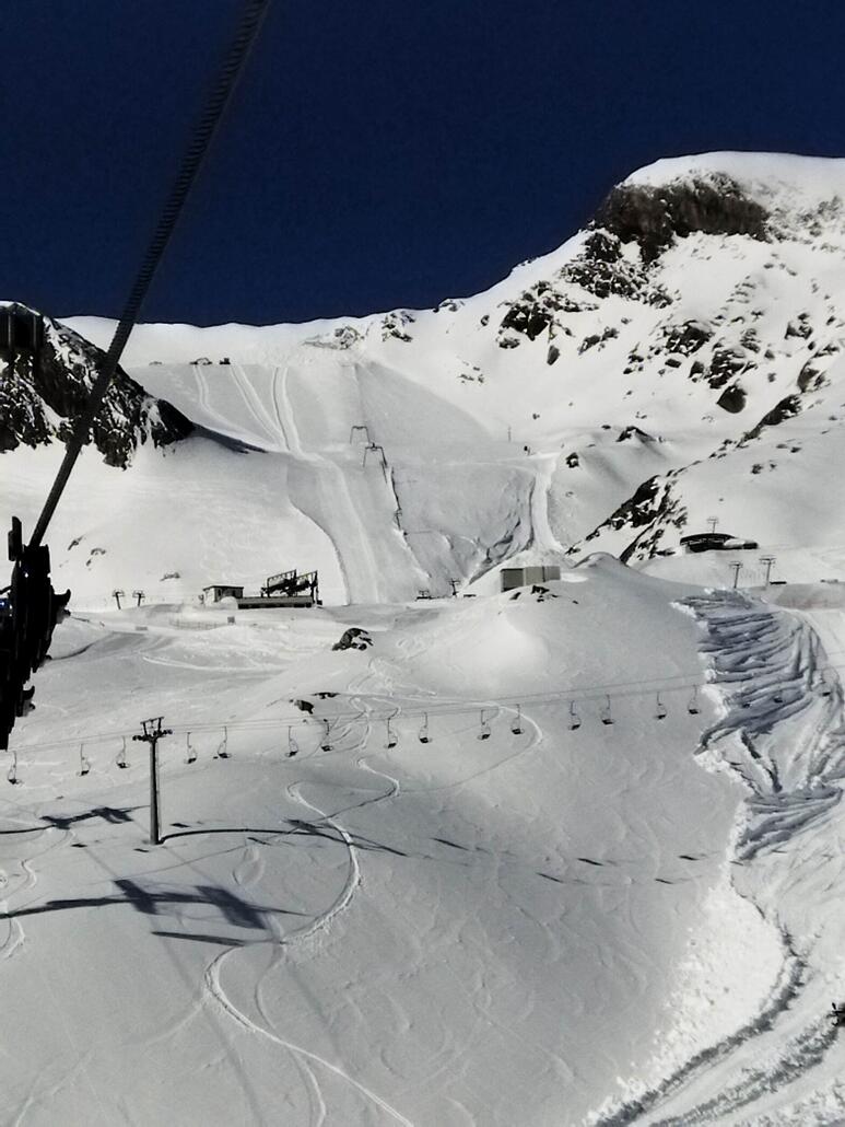 Zoom zum Maurerlift. Bagger bei der (nicht mehr vorhandenen) Bergstation