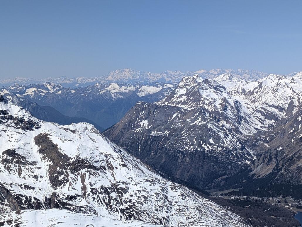 Zoom in Richtung Walliser Alpen mit Dufourspitze, Matterhorn