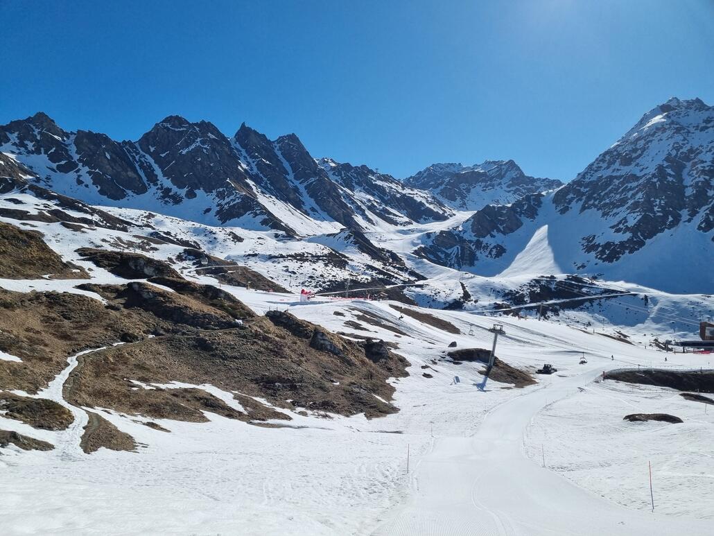 Blick Richtung Gentianes, die Jumbobahn ist bereits geschlossen.<br />Der zweite Sessel im Chauxbereich war aber geöffnet