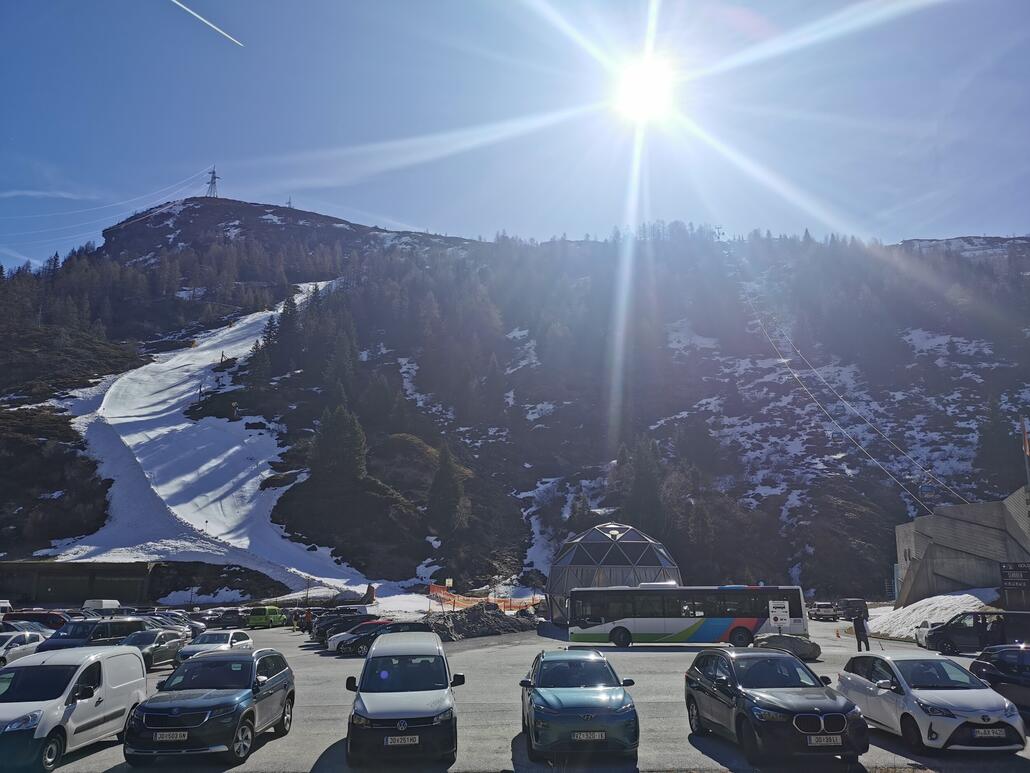 1. Parkplatz ist ganz gut gefüllt. Ein erster Blick auf die schwarze Talabfahrt.