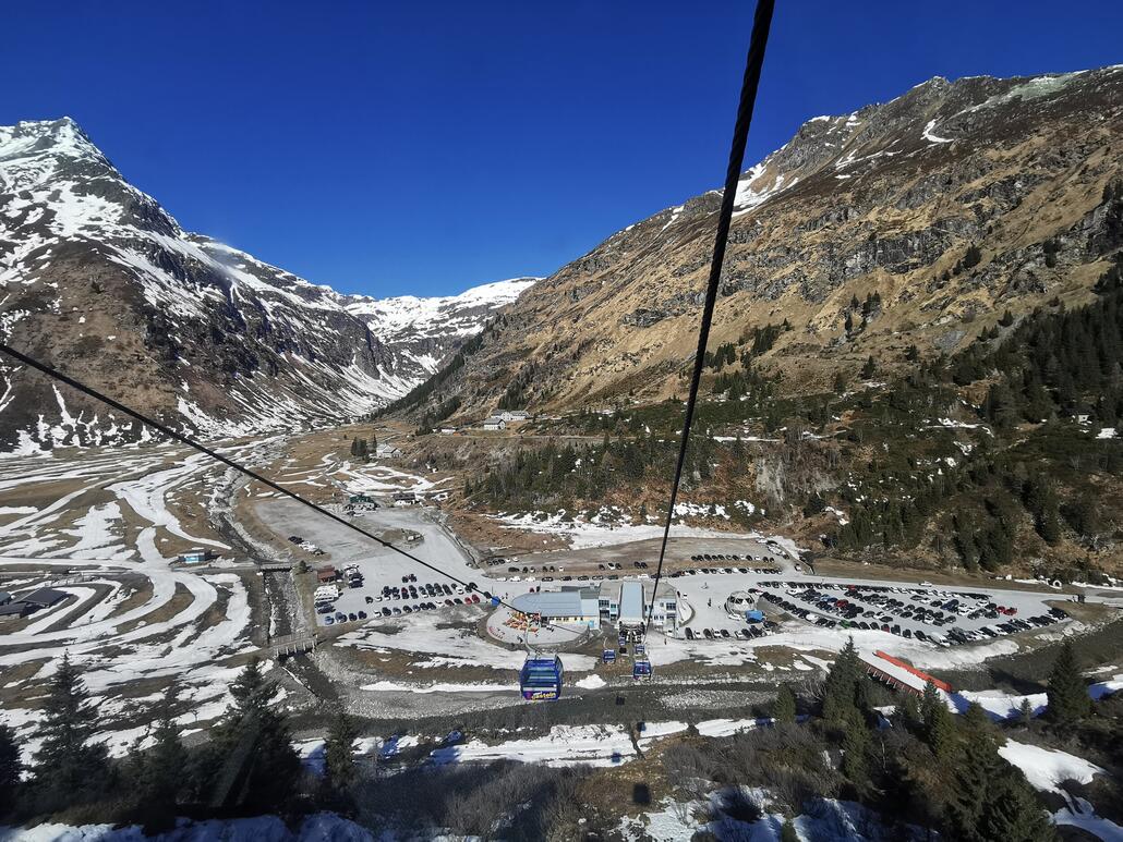 2. Talstation. Nach dem Ort Bad Gastein zweigt man rechts in ein Seitental ab. Die Straße ist zwar gebührenpflichtig, aber wenn man Skifahrer sagt, darf man gratis fahren. ;)