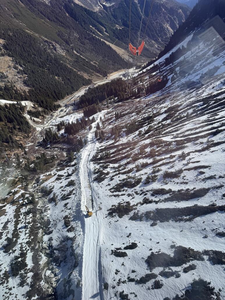 Schade dass man den Weg unnötig zerstört. Es gibt bereits eine Zufahrsstrasse durch die Grubn