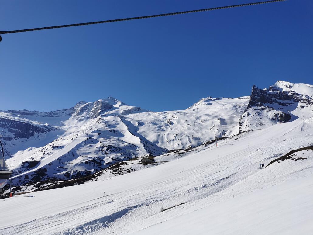 1. Ein erster Blick auf den Gletscher. Lustig, normalerweise bin ich eher im Herbst am Hintertuxer. Den Tuxerjoch 4er fahr ich zum ersten mal.