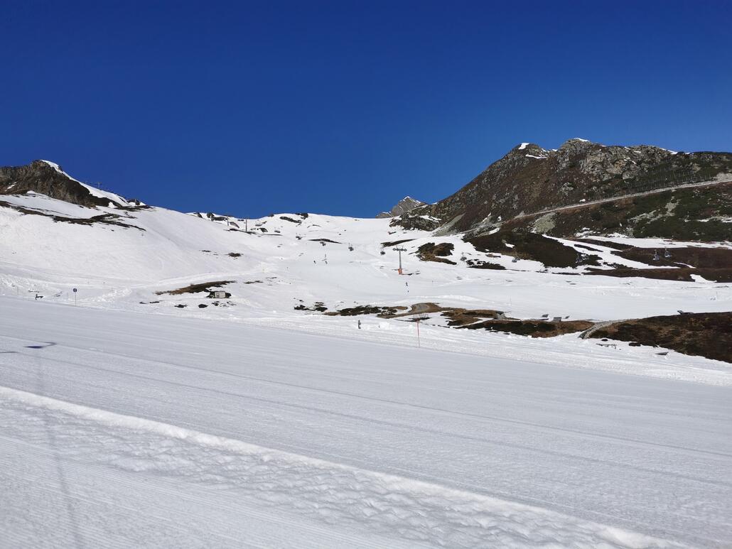 2. Der Schlepper wird auch mitgenommen. Ganz leicht aufgefirnt hier die Pisten. Perfekt!