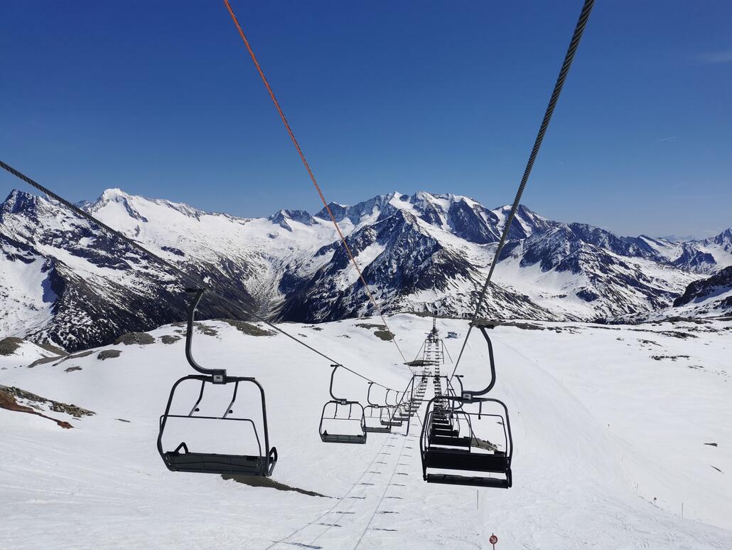 8. Endlich wieder einmal Schlegeis 3er. Den bin ich zuletzt mal vor 15 Jahren gefahren. Aber die neue Piste gefällt mir gut. Uns heute in der Sonnen einfach gemütlich zu entspannen.