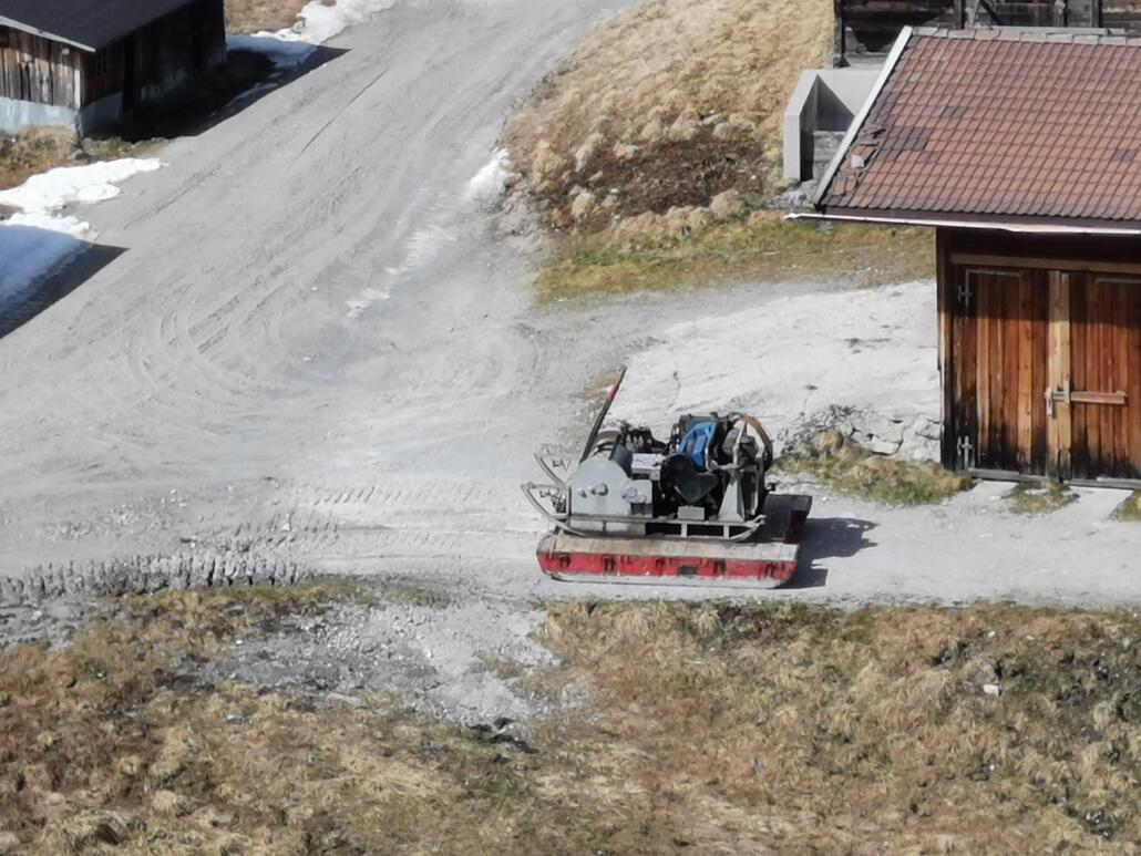 9. Ist das nicht diese Seilwinde, die verwender wird um Förderseile aufzuwickeln? Steht unten am Sommerberg 6er. Wird wohl für die 4er Gondel gebraucht. Schade um die alte Bahn.