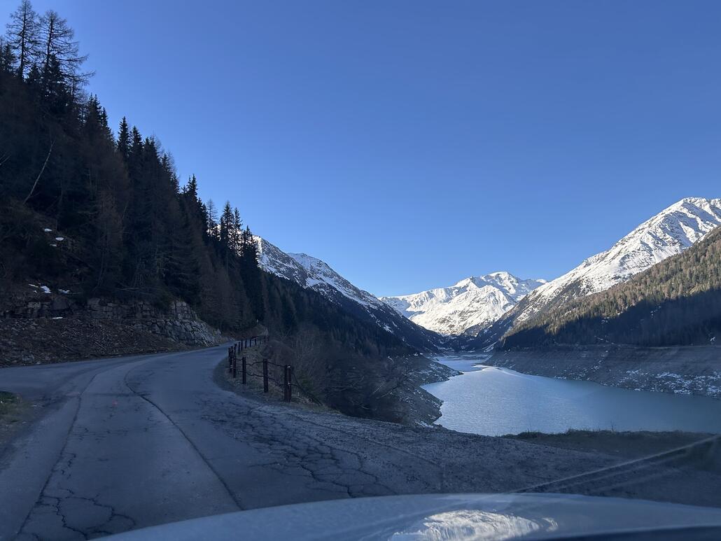 Blick über dem Gepatschstausee zum Gletscher