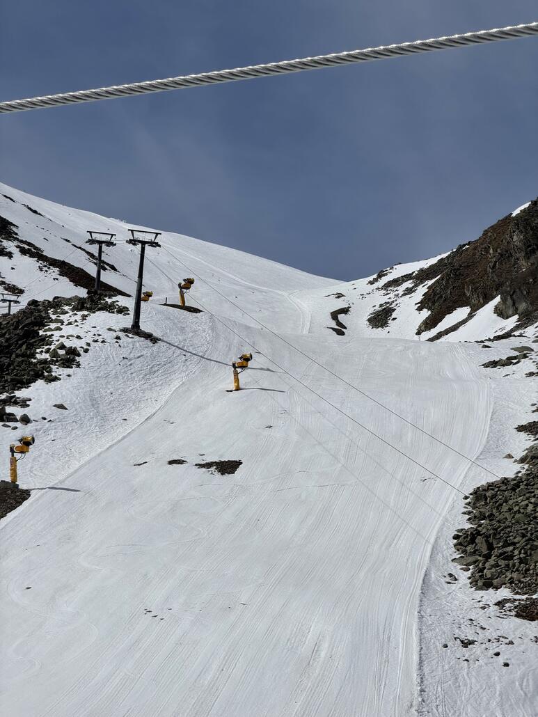 Weiß jemand wieso am geschlossenen Schwarzkogl oben gesteckt ist?