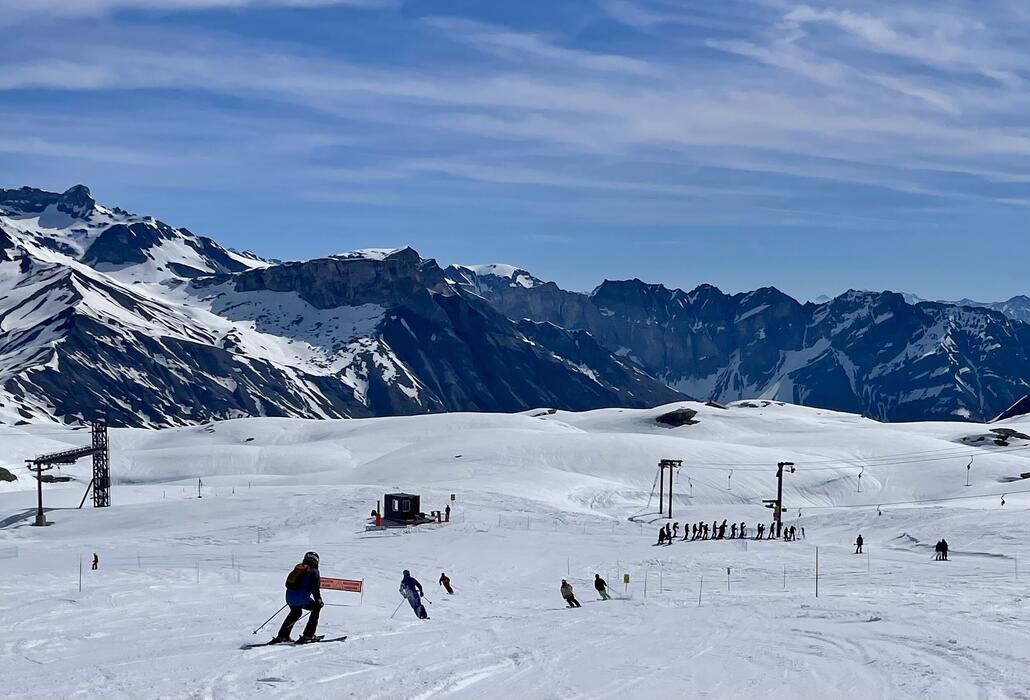 Andrang war schon was da,Luftseilbahn fuhr immer voll jnd an den SL kurze Wartezeit.