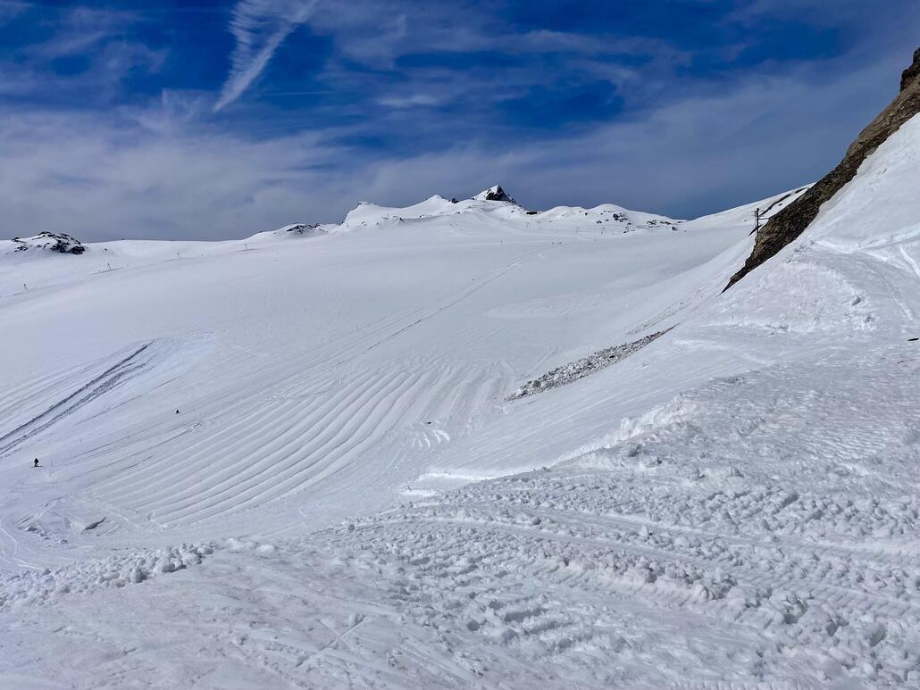 Am Oldensattel ist das Abschmelzen des Gletschers besonders eindrücklich. Die vielen Rollen Flies zum Abdecken lagen auch schon bereit.