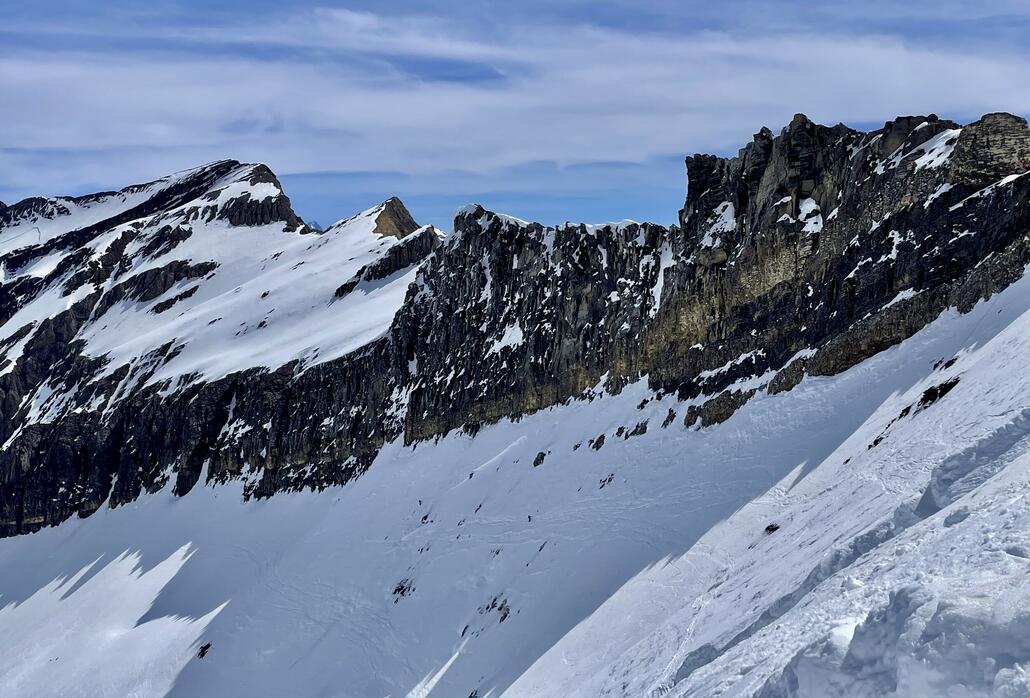Tolle Atmosphäre auf der Oldenpiste, mit schroffen Felswänden.