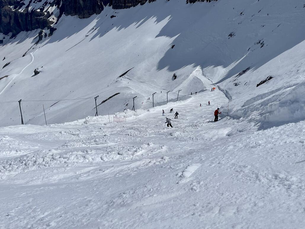 Der oberste Hang allerdings ist schon früh hinüber, Bild von 12:00 Uhr.