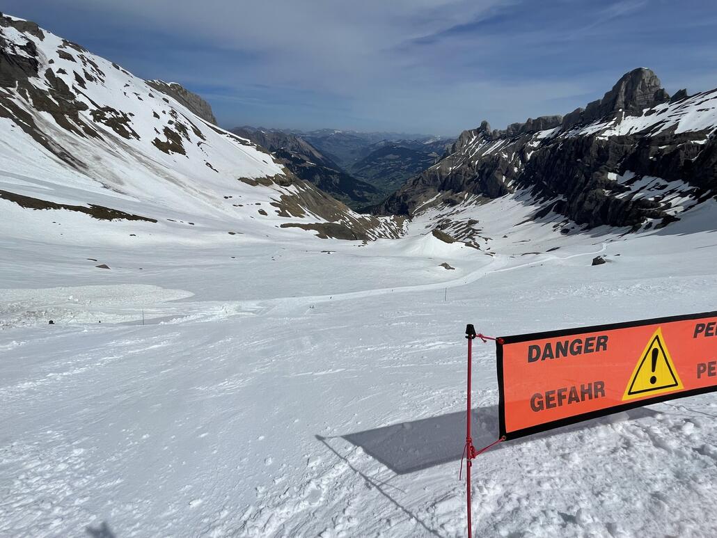 Der Steilhang in nordwestlicher Richtung pickelhart.