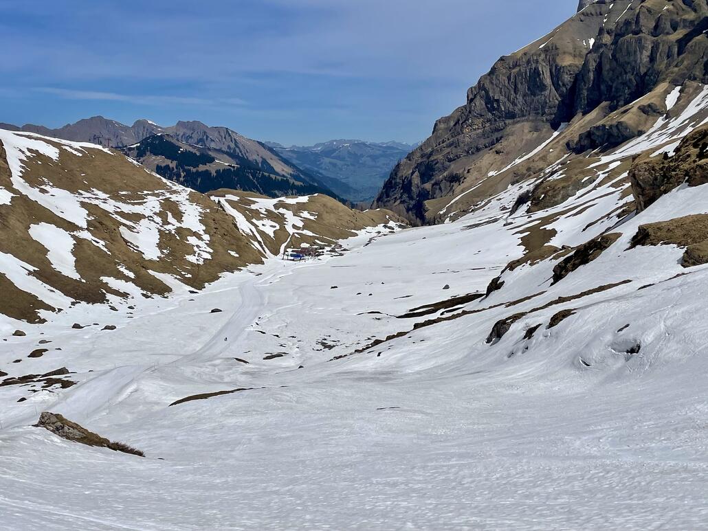 Der Auslauf der Oldenpiste, in der Ebene kommen teils ein paar braune Stellen und Steine hervor.