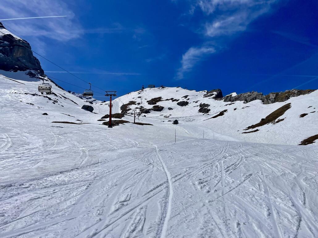 Hier müsste es noch eine weitere Pistenvariante geben, sehr schönes Gelände.