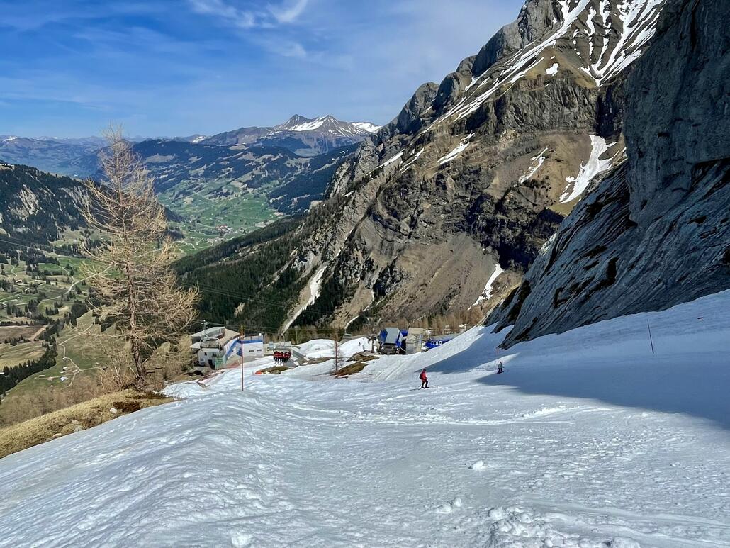 der letzte Hang bei der Oldenegg, unterhalb der Felswand bleibts schattig und hart.