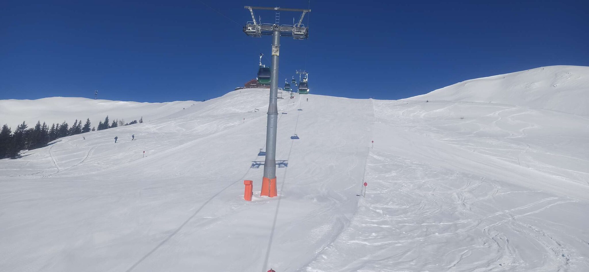 ... auf deren oberen, knackigen Pistenteil