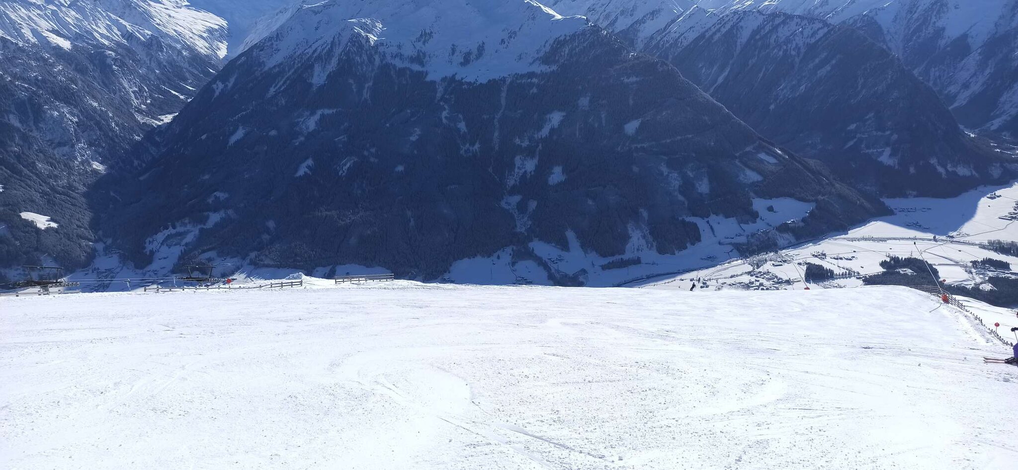 Direkt hinterm Gipfelhaus geniale südlich ausgerichtete Piste