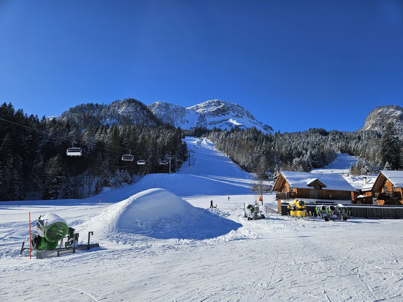Angelangt am Loser für einen schönen Nachmittag. Die Schneekanonen liefen in den letzten Tagen etwas. Besonders am Sandling und auch gegenüber am Loserjet.