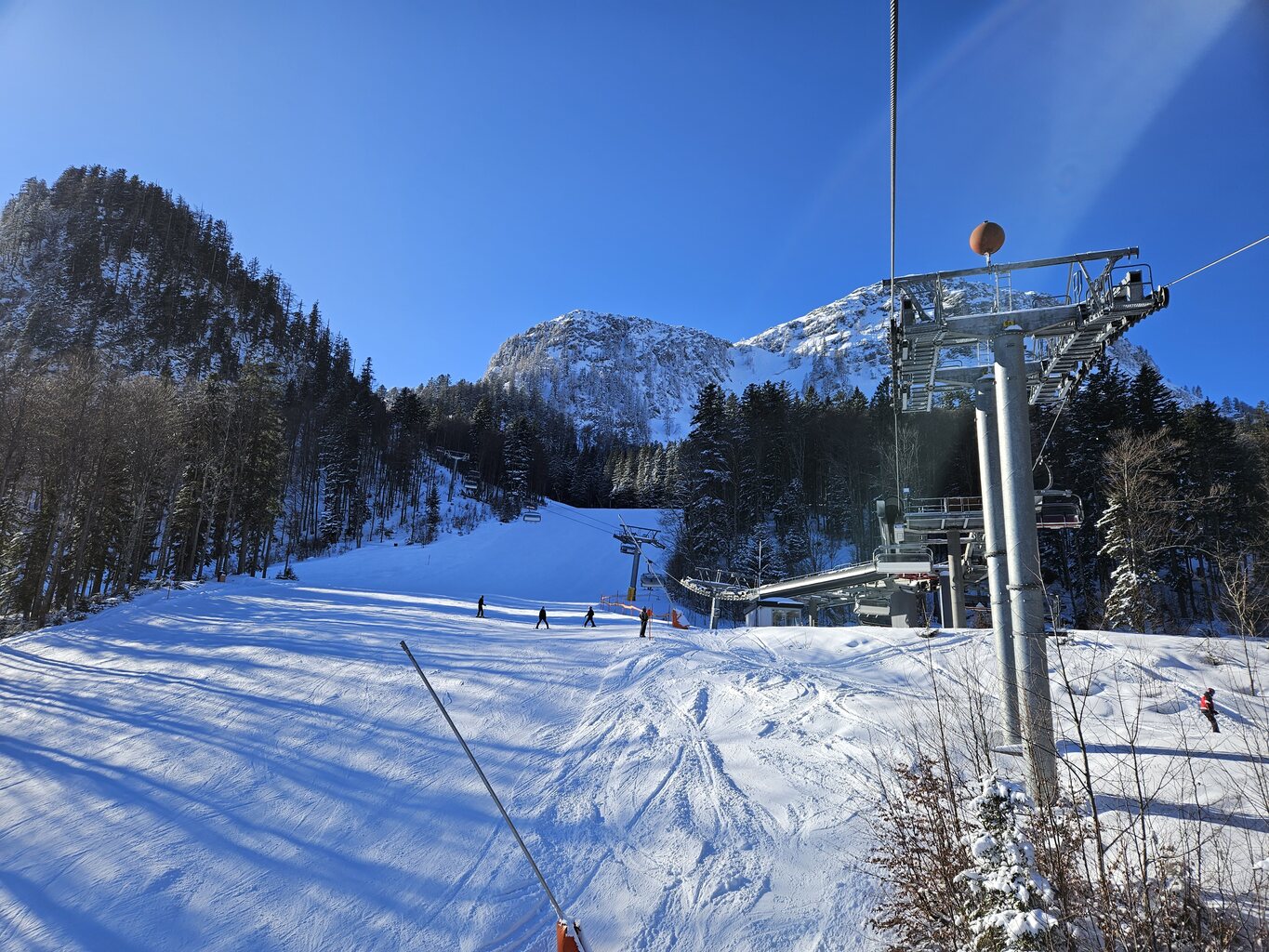 Am Sandling mit schon etwas abgefahrener Piste. Diese und die rechte Pisten sind geöffnet. Die beiden linken geschlossen.