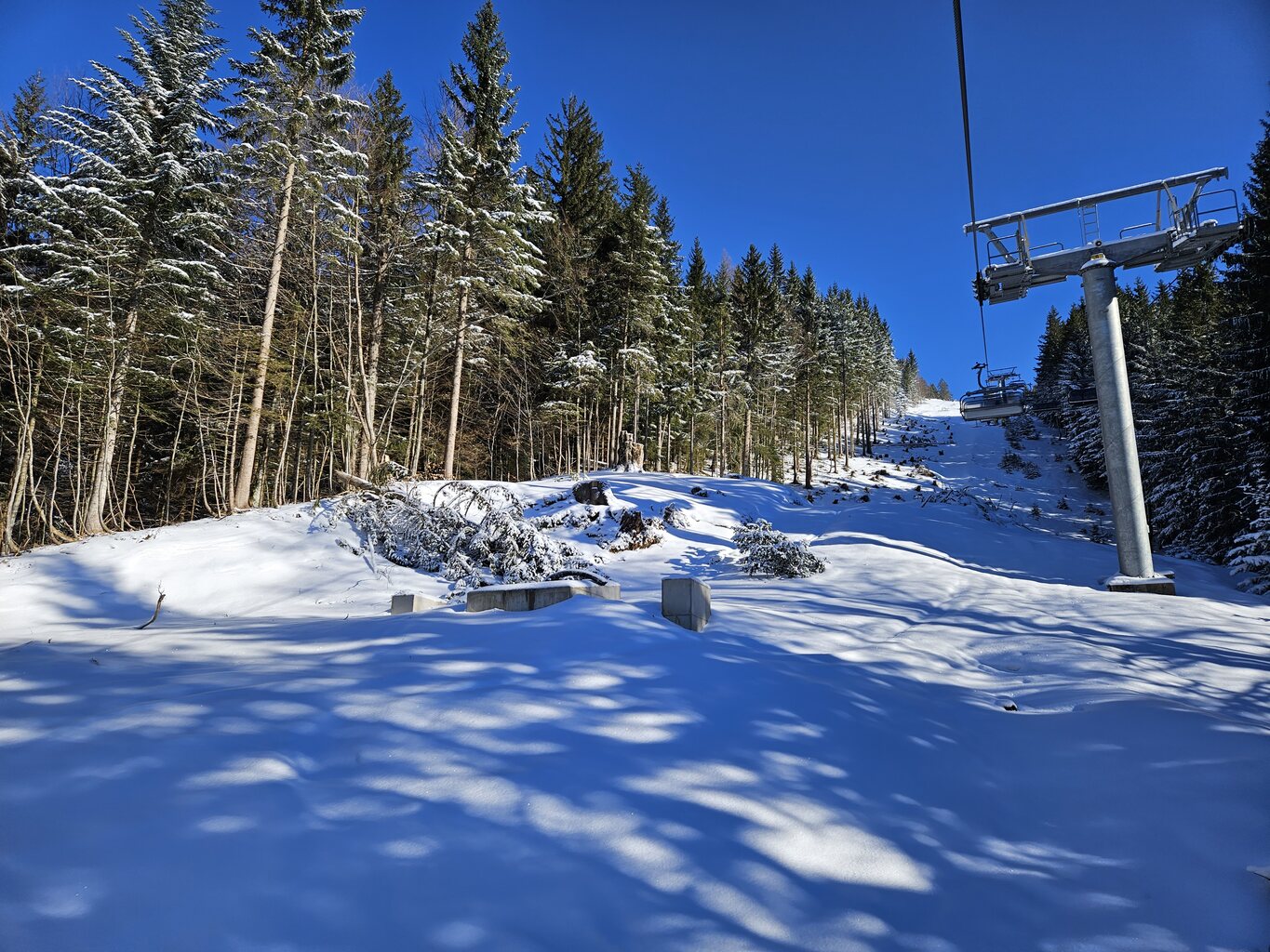 Und es gibt noch was. Fundamente der ersten Sektion wurden schon viele gegossen. Die Trasse selber ist etwas verschwenkt nach Oben hin, da die neue Talstation genau an der selben Stelle zum stehen kommen wird.
