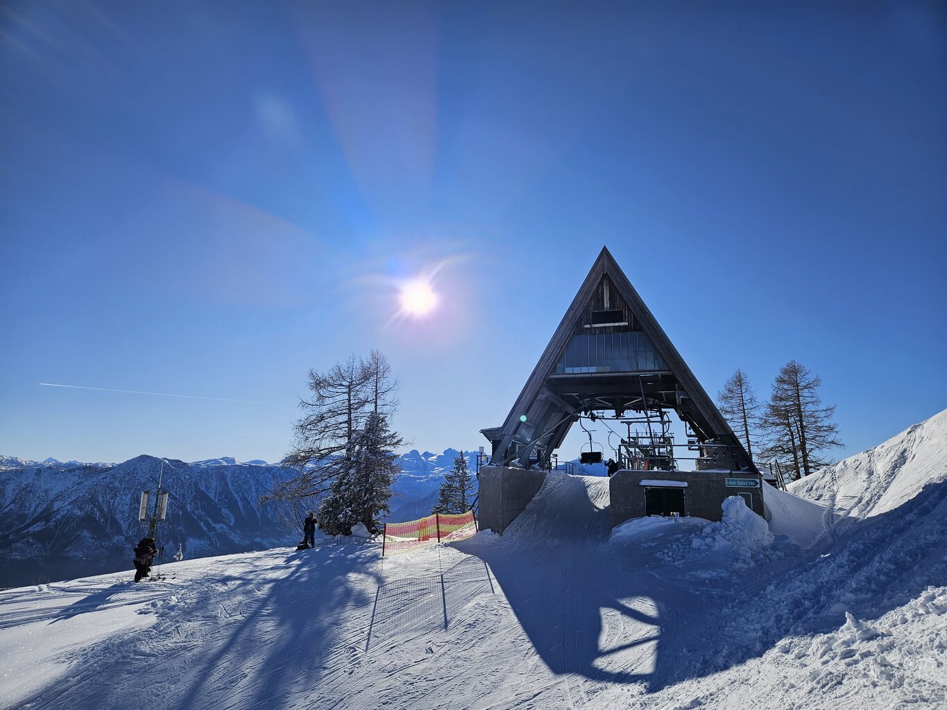 Bergstation mit einem sehr ausgefallenem Dach. Früher gab es mehr Anlagen mit diesem Stationsdesign. Die Anlage wurde übrigens von Girak erstellt.