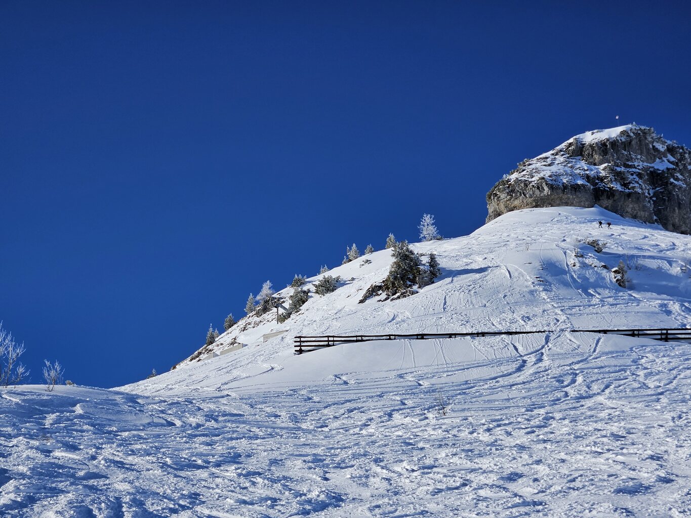 Links der Lawinengalerie sind drei Fundamente für die neue Bahn zu sehen. Diese Kombi wird sicher imposant aussehen.