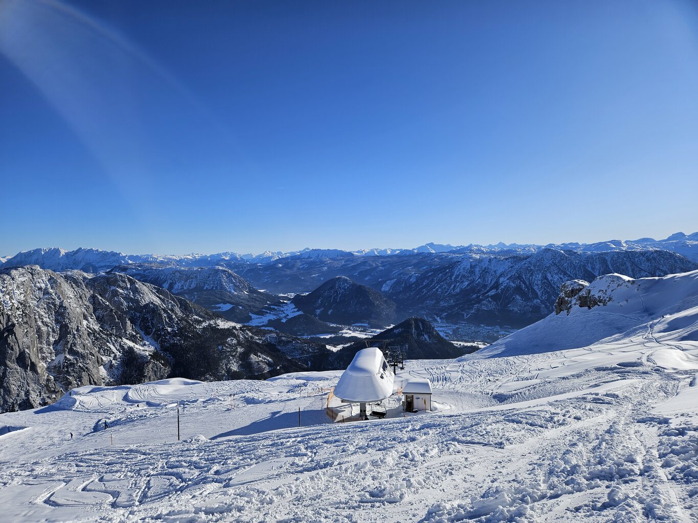 Höchster Punkt des Schigebietes mit Blick bis zu den Schladminger Tauern.