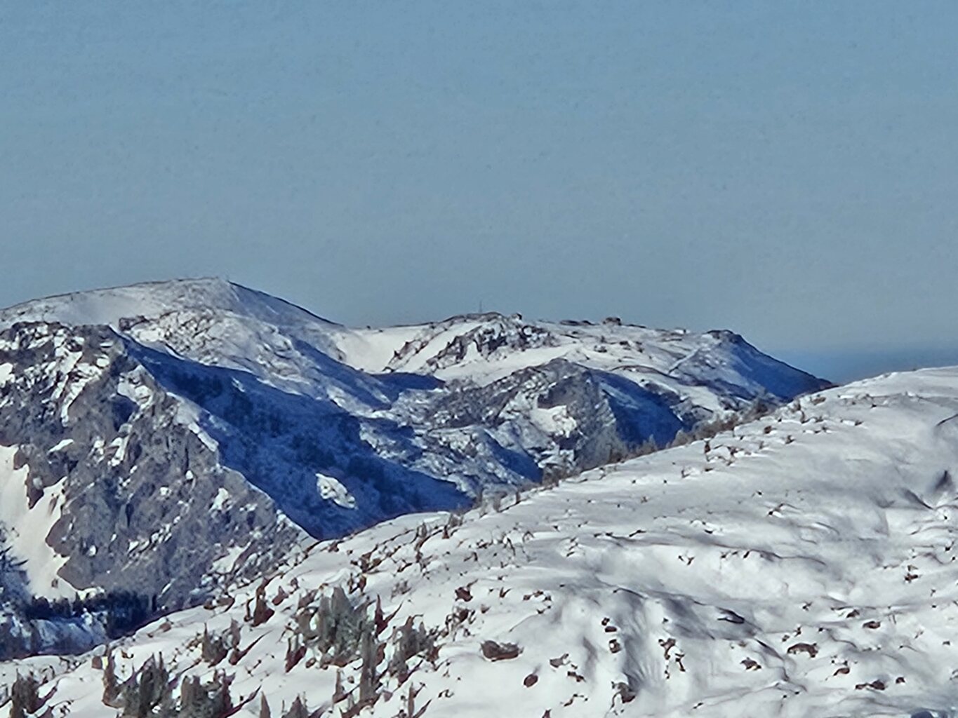 Und tatsächlich sieht man durch das Fenster bis zum Feuerkogel, auch wenn die Kamera ihn nur sehr Schematisch erahnen lässt.