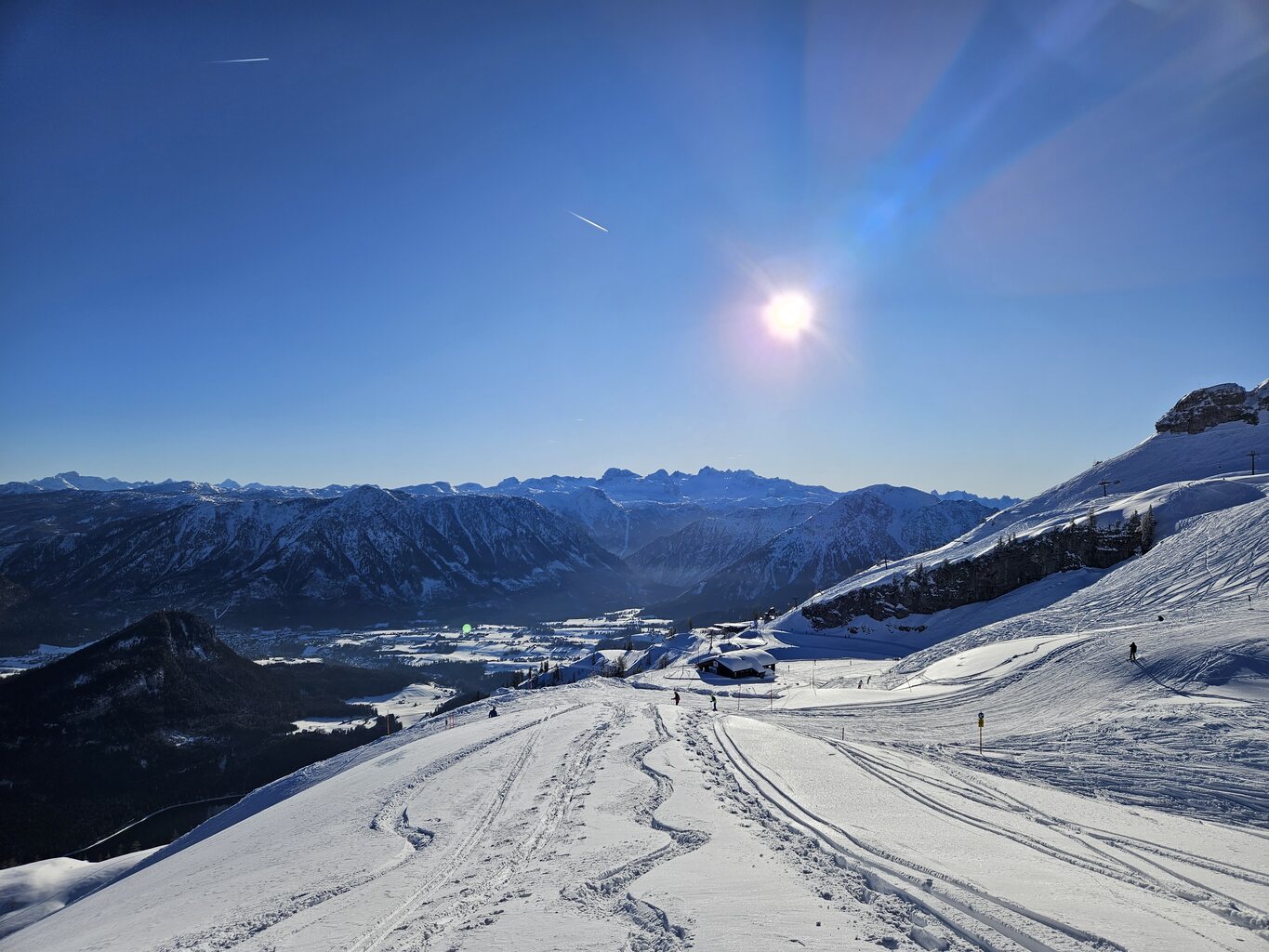 Auch der Dachstein will Fotografiert werden. Links unten hätten wir noch den Altausseer See, der an anderer Stelle besser Dokumentiert werden könnte. Auch wird an dieser Hütte wird die neue Bergstation der neuen Gondelbahn entstehen.