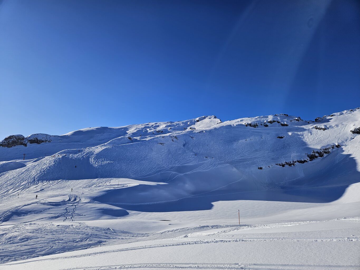Wunderbares Gelände um Abseits der Pisten zu cruisen. Jedoch ist auf Dolinen zu achten.