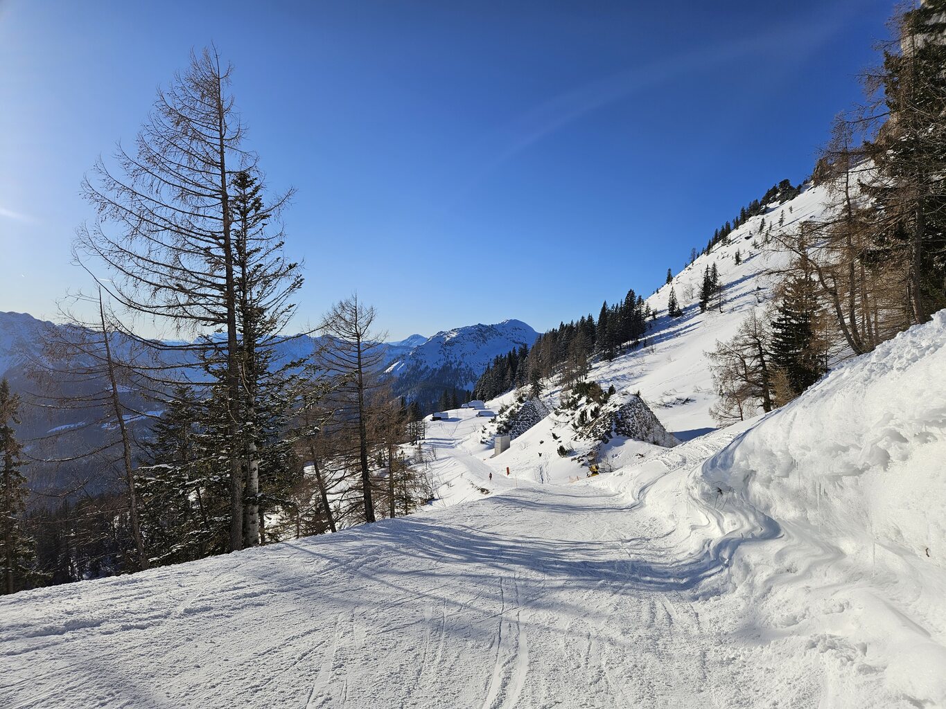 Das größte Stützenfundament ist hier an den Lawinendämmen zu sehen. Es geht jetzt zur Mittelstatoin der neuen Bahn.
