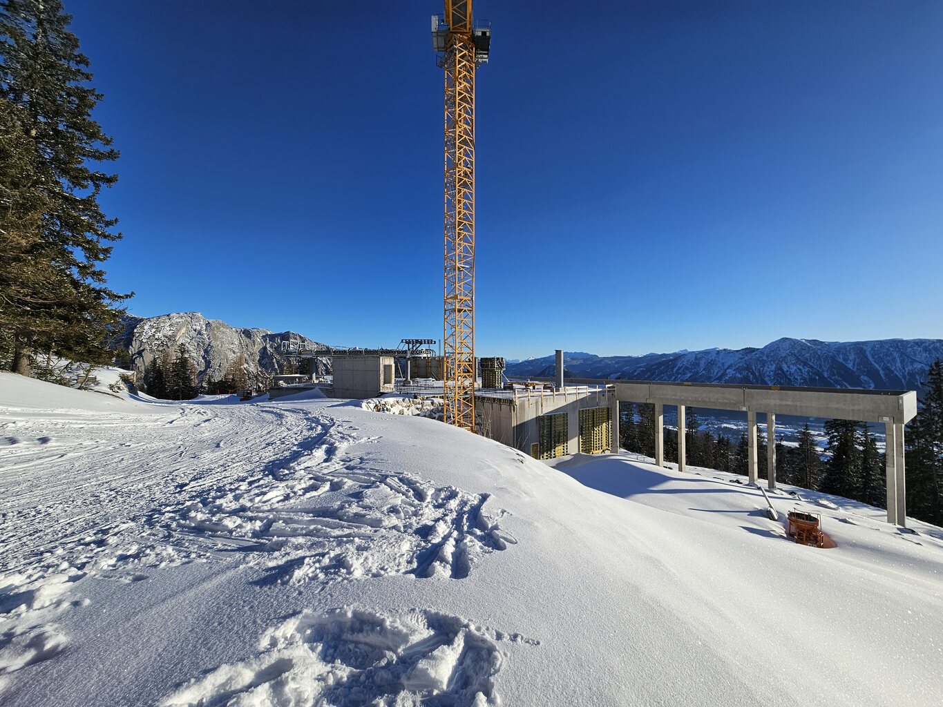 An der ersten Sektion ist nur die Umlenkscheibe eingetroffen. Es wird sobald es möglich ist weiter gearbeitet um vielleicht schon im Spätsommer/Herbst fahren zu können.