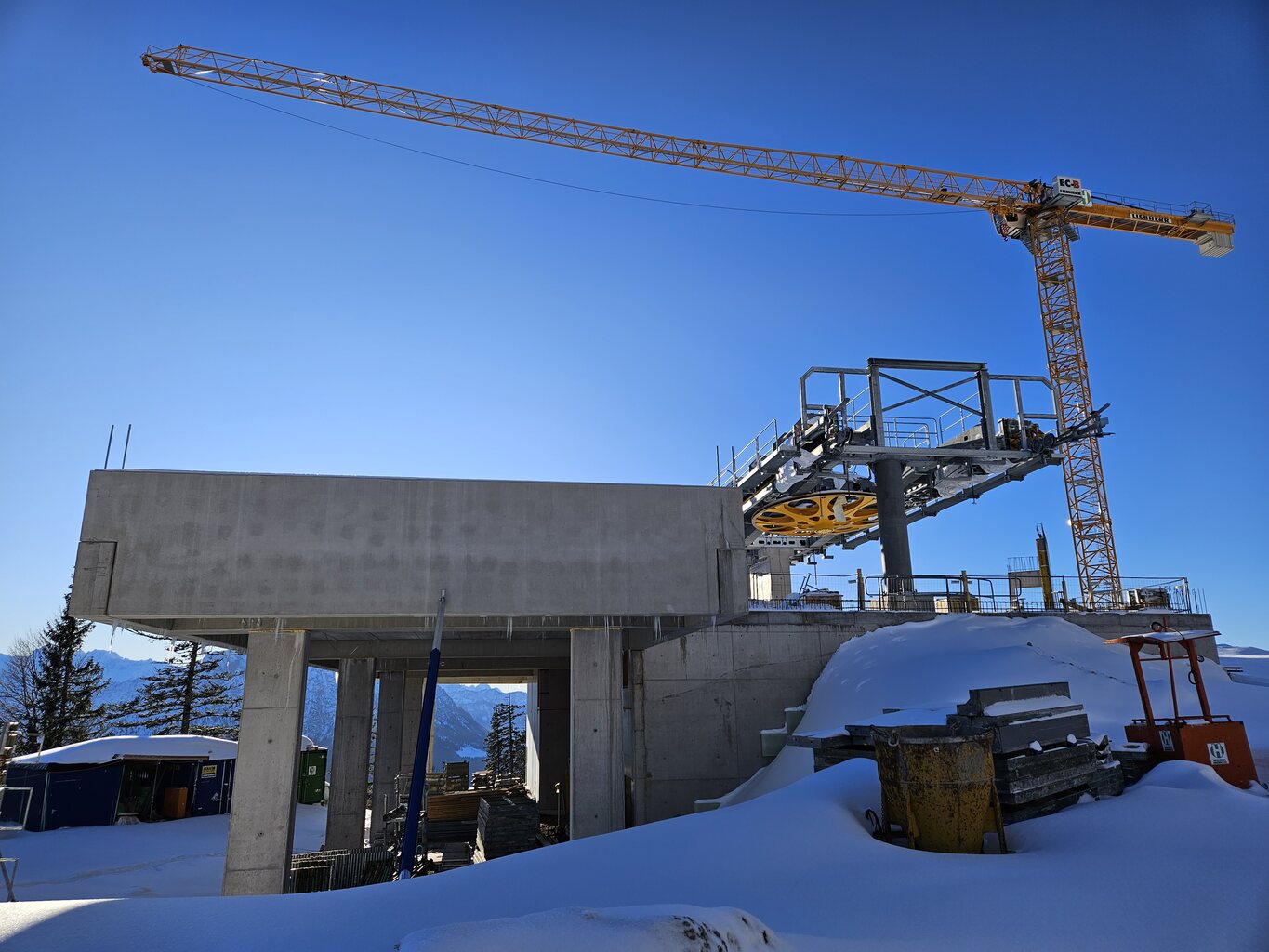 Auch an der linken Seite sind Fundamente für Die Garage vor zu finden. Bin gespannt ob man es vor dem Winter schafft und werde bei der Primäre dabei sein müssen.