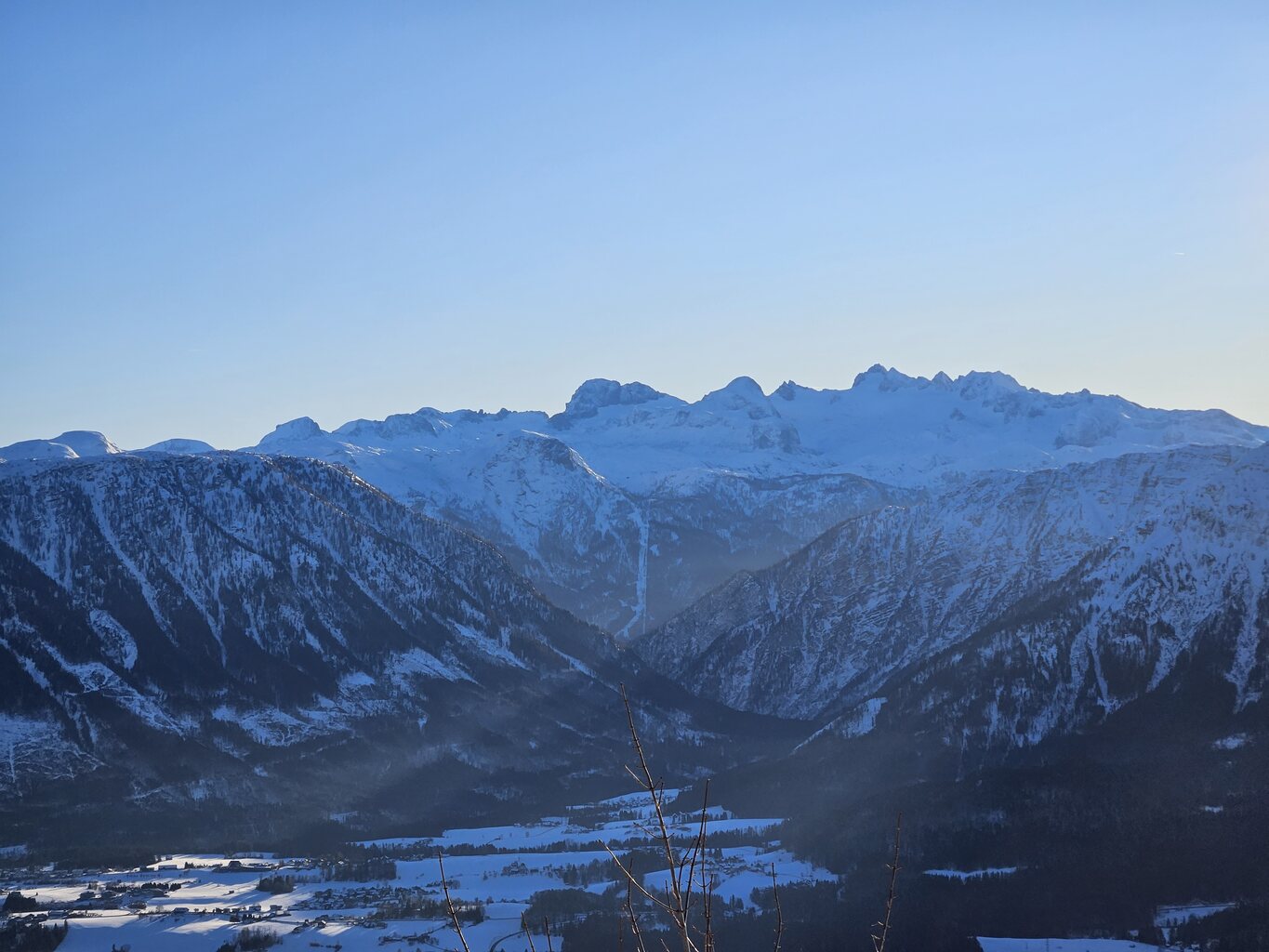 Einmal noch die letzten Sonnenstrahlen fühlen bevor der kurze Tag wieder sein Ende findet. Unter dem Dachstein hätten wir noch den Krippenstein. Die alte Trasse der Militärseilbahn ist noch gut zu sehen. Ein schönes Gebiet was Hauptsächlich zum Freeriden einlädt mit sehr langen Routen. Bei guter Schneelage ein Traum für jeden Variantenfahrer der von sich was hält.