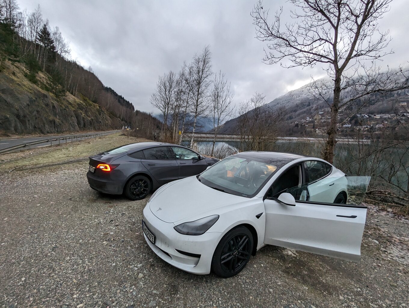 Camping im beheizten Auto über Nacht direkt am Stausee von Allemond zusammen mit meinem Mitfahrer