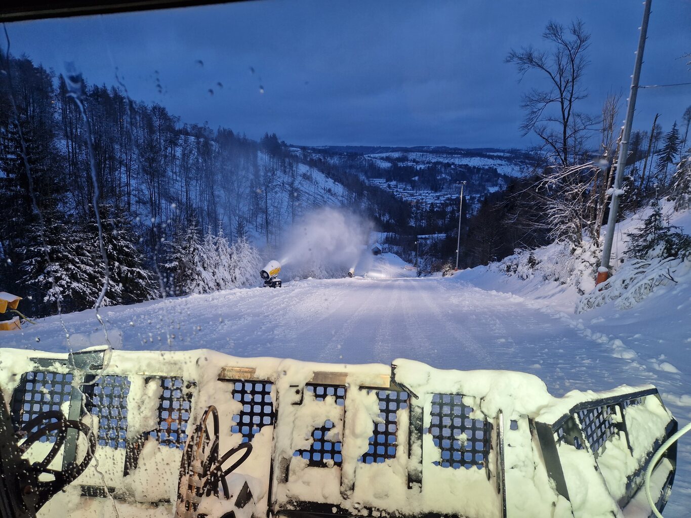 im laufe der letzten Woche wurde auch die untere Wettkampfpiste beschneit. Somit konnten wir nun alle Anlagen öffnen.