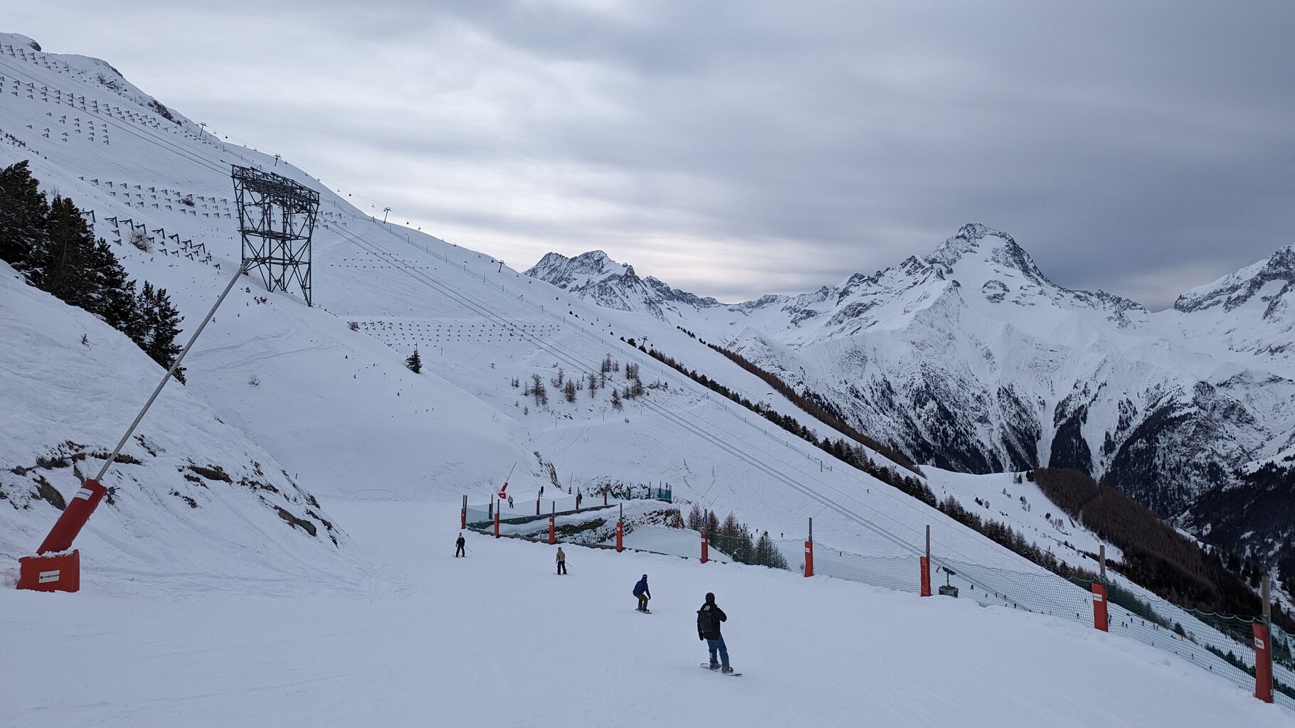 Die blaue Piste Jandri in den Ort hinunter ist hoffnungslos überfüllt und eisig! Da tun mir die Anfänger sehr leid, die denken sie fahren eine blaue Piste! Die schwarze Piste Valentin war aber super gut und sehr griffig, die bin ich danach dann immer gefahren.