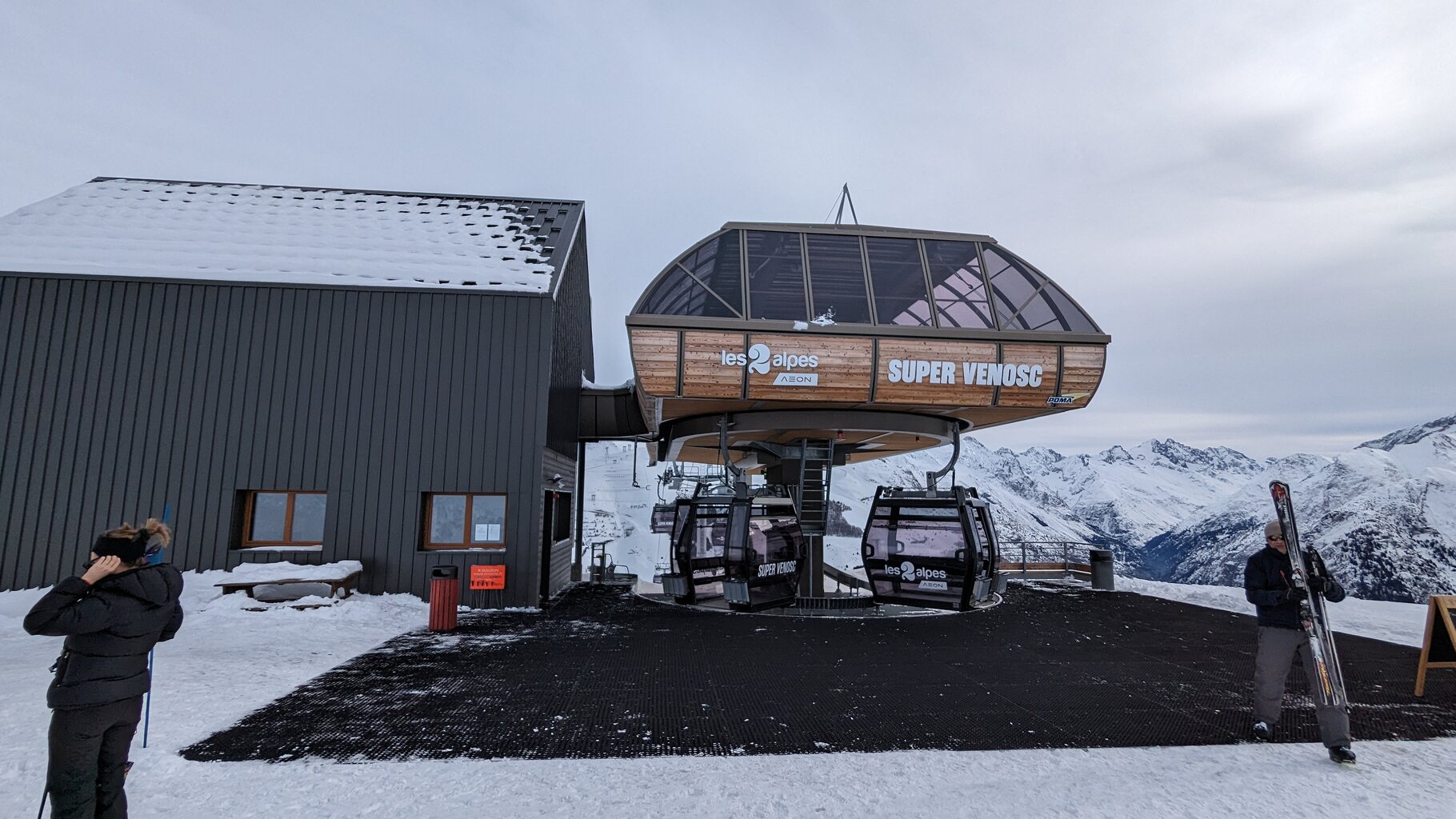 Die recht neue Super Venosc Gondel auf der anderen Talseite, leider fast komplett leer die Gondel. Ich hoffe die wirt nicht wieder abgebaut. Es gibt ja jetzt schon eine neue grüne Piste da hin, ich denke da müsste man nochmal investieren und einige grüne Pisten bauen, und die andere Seite zum top Anfänger Berg in der Sonnen und abgelegen vom Trubel umzubauen!