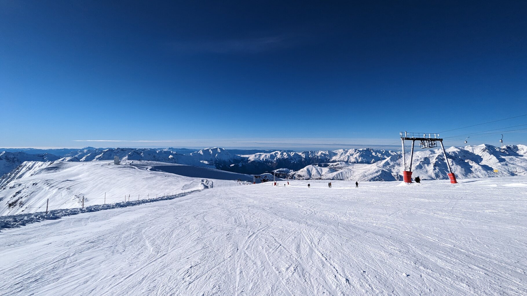 Wo ist der Verbingslift zum Dome de la Lauze Lift hin? Man musste leider in beide Richtungen Langlauf machen.
