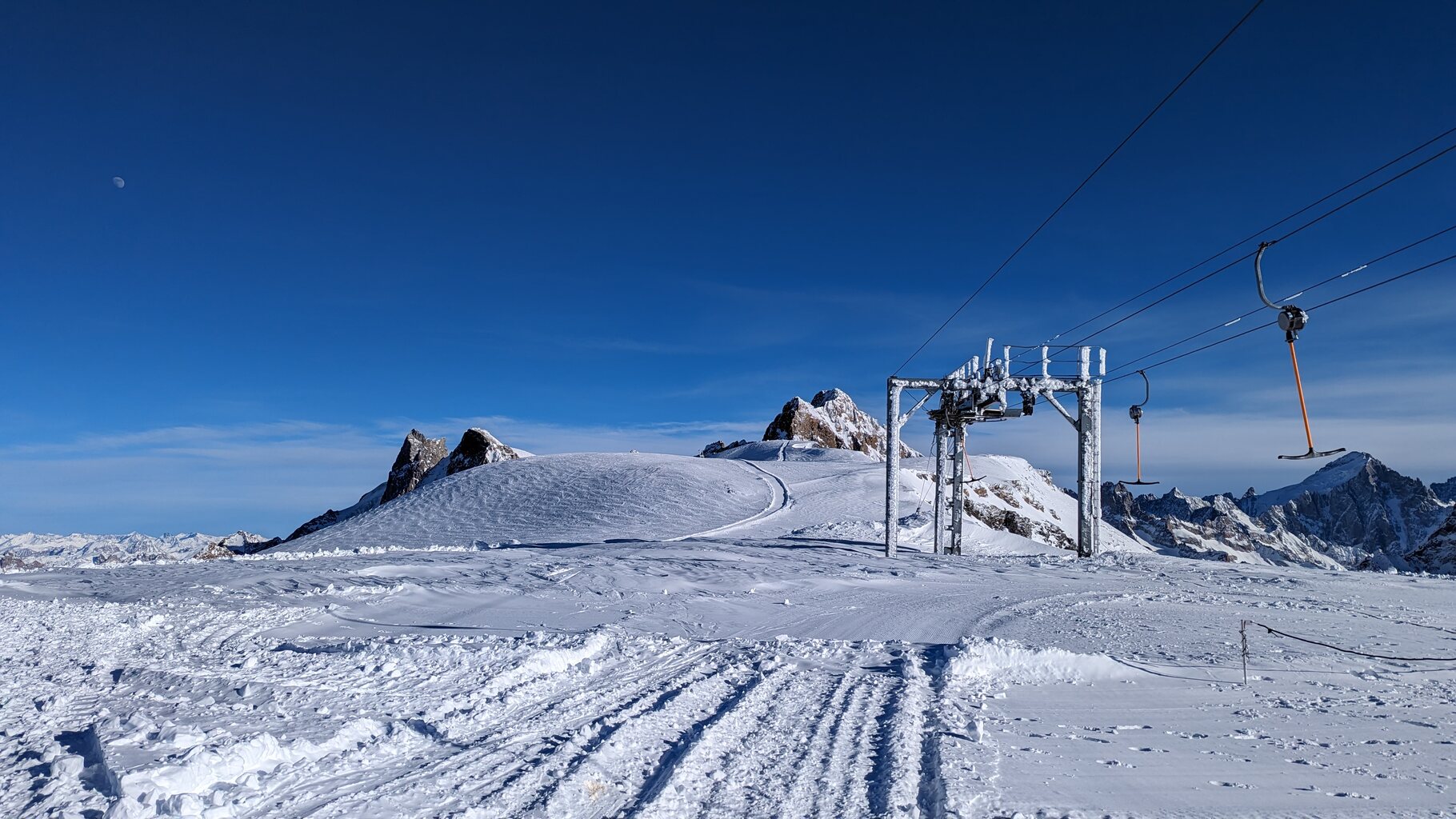 Eine Idee wäre doch, die Tunnelbahn zu verlängern. Von der jetzigen Bergstation ein nächster Halt am Dome de la Lauze und dann der nächste Halt recht weit oben bei la Grave und dann noch eine Sektion zur Bergstation der La Grave Gondel. Das wäre mal eine wahre hochalpine U-Bahn und ein Traum für Sommertouristen!