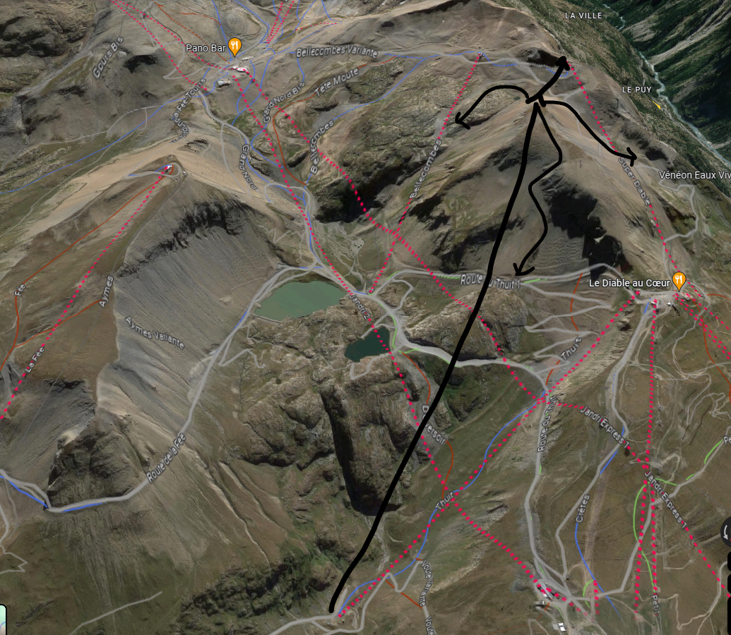 Die neue Tete Moute Bahn (10 EUB) bekommt eine einseitige Mittelstation auf dem vorderen Gipfel, der sowieso auf der Strecke liegt nach dem Vorbild Schindlergratbahn. Dort gehen nur die hälfte der Türen auf, denn dort können nur schwarze Pisten erreicht werden. Alle Gondeln fahren dann weiter zur bestehenden Bergstation.