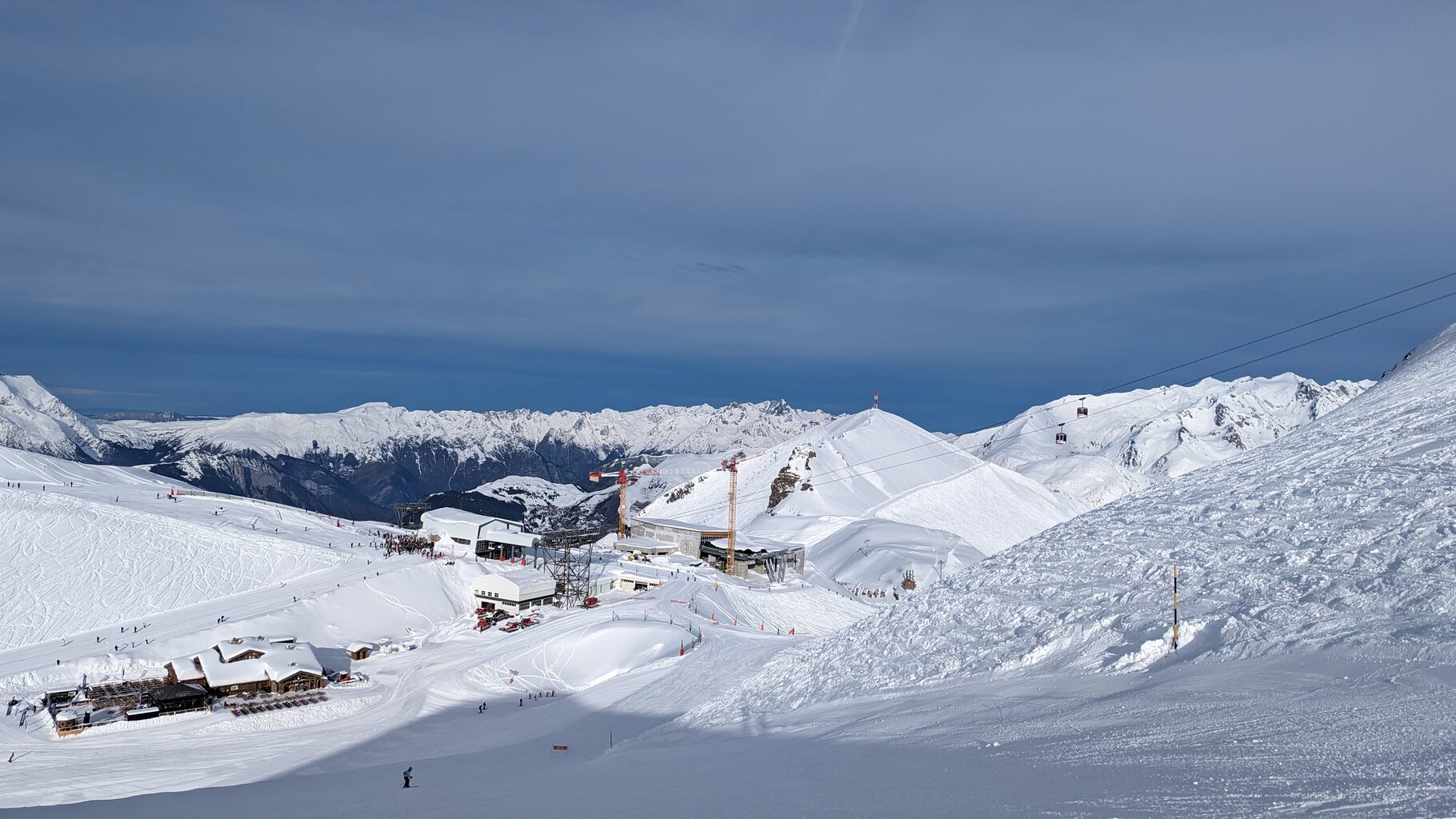 Mittelstation von oben. Über die Skiüberführung kommt man direkt zur Station.