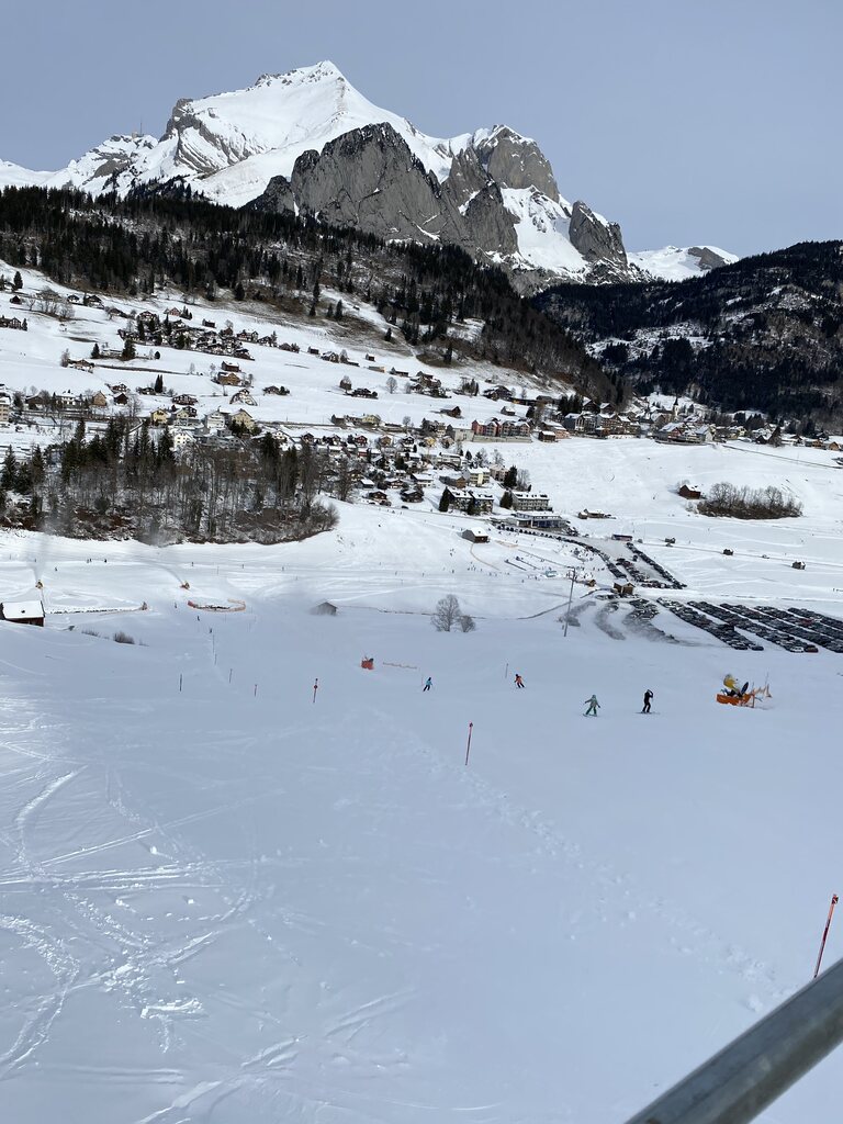 Blick zurück zum sehr gut gefüllten Parkplatz und zur Piste Nr.1. Die Schneekanonen liefen bis ca. 13:00