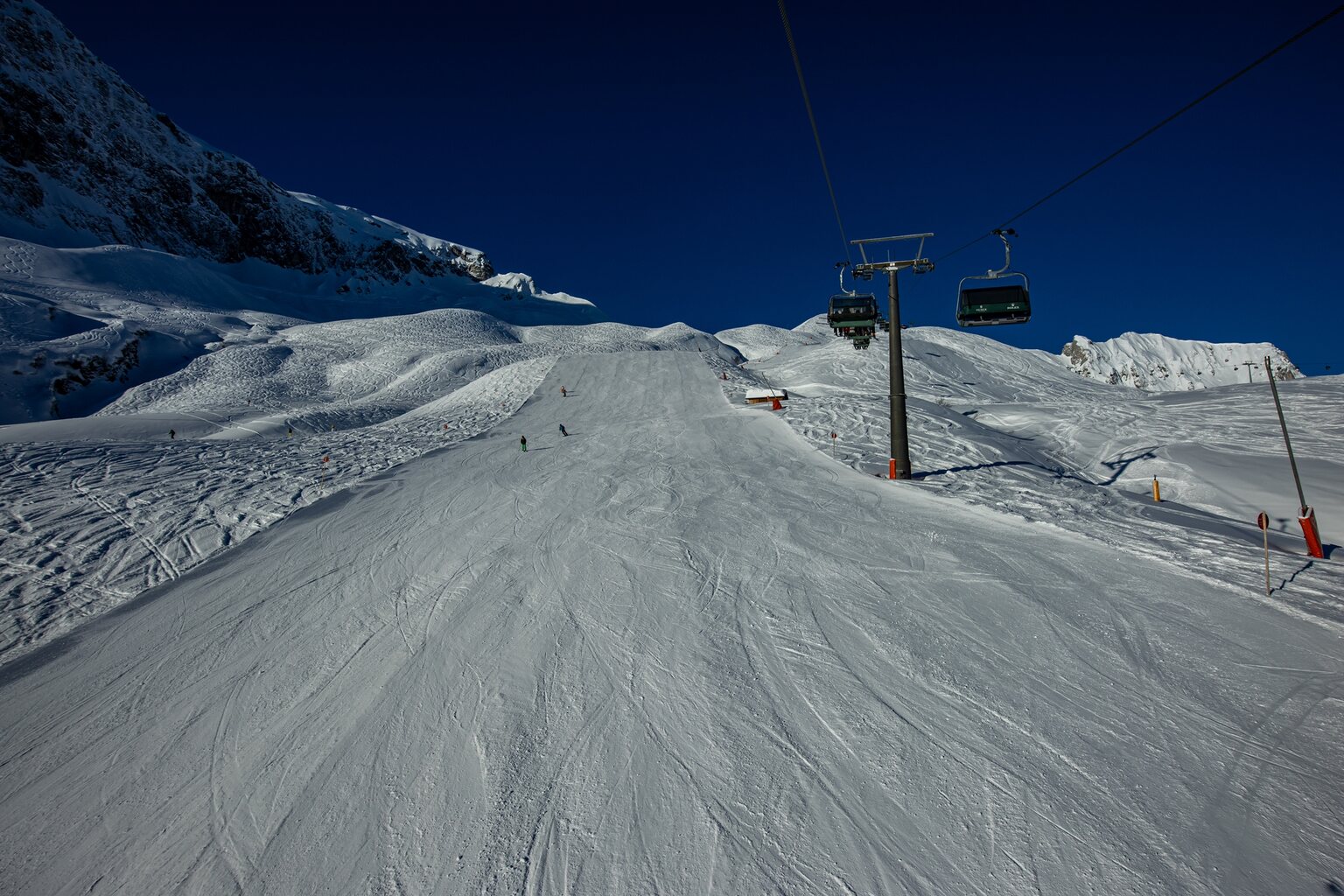 An der Zürserseebahn warten wir das erste Mal ca. 5 Minuten.